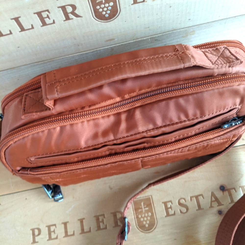 SOLD Lug Scoop Crossbody NWOT - Picture 5 of 13